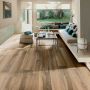 Salon avec le carrelage sol imitation bois Nespolo