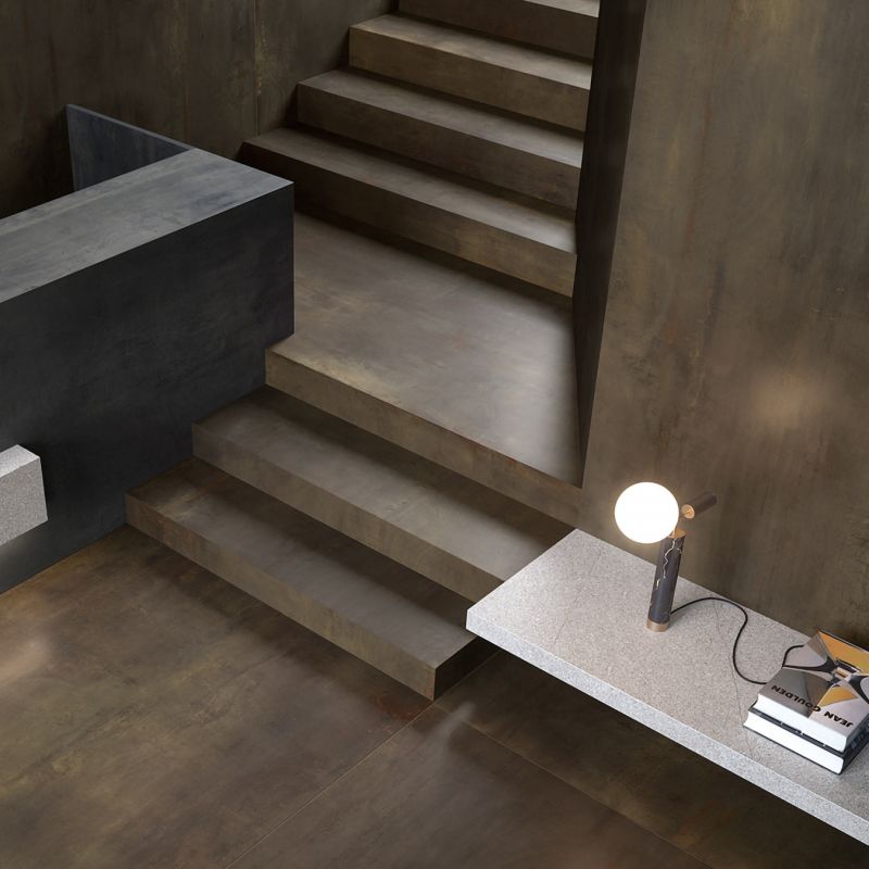 Escalier avec du carrelage effet métal Robinier coloris bronze