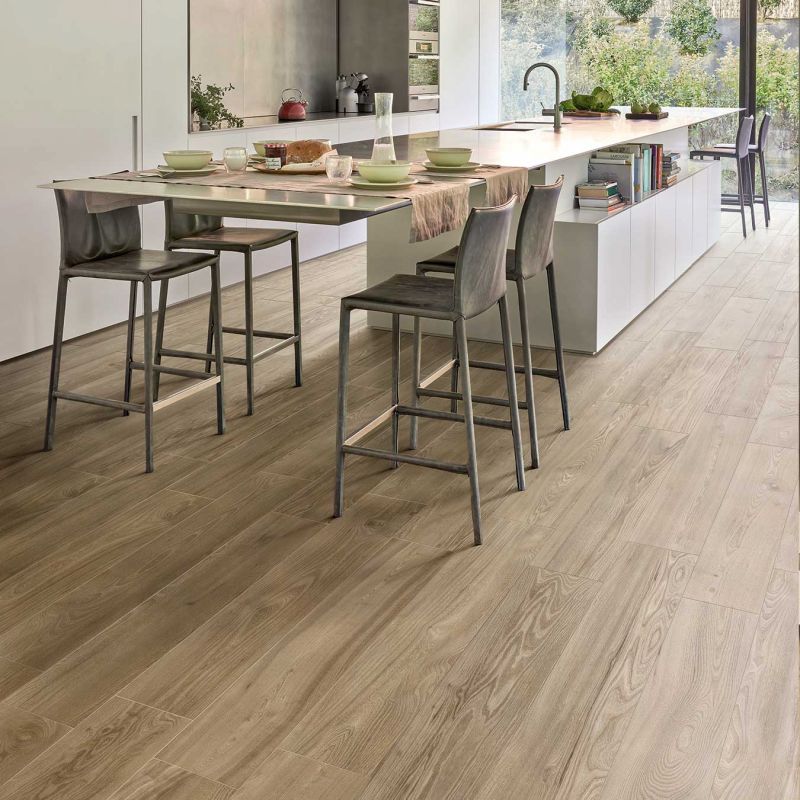 Cuisine avec le carrelage sol imitation bois Nespolo coloris Rovere chiaro