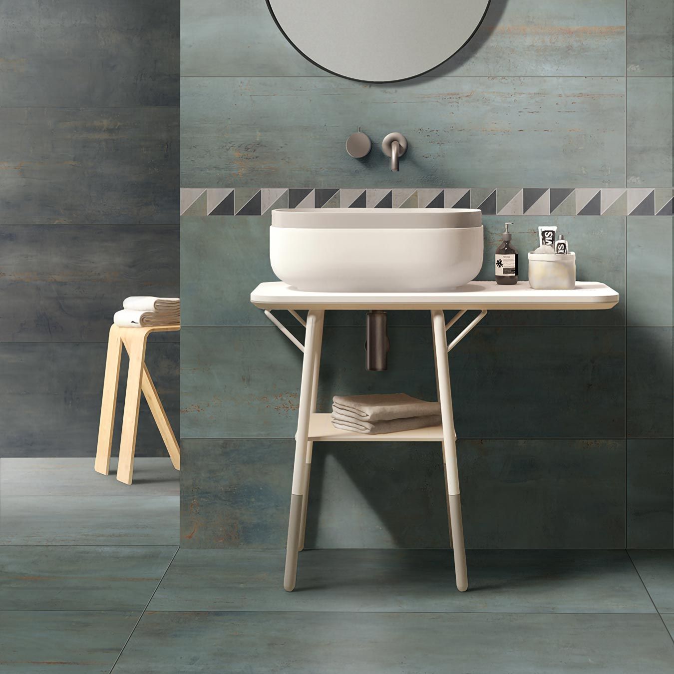 Salle de bain avec du carrelage effet métal Robinier coloris emerald