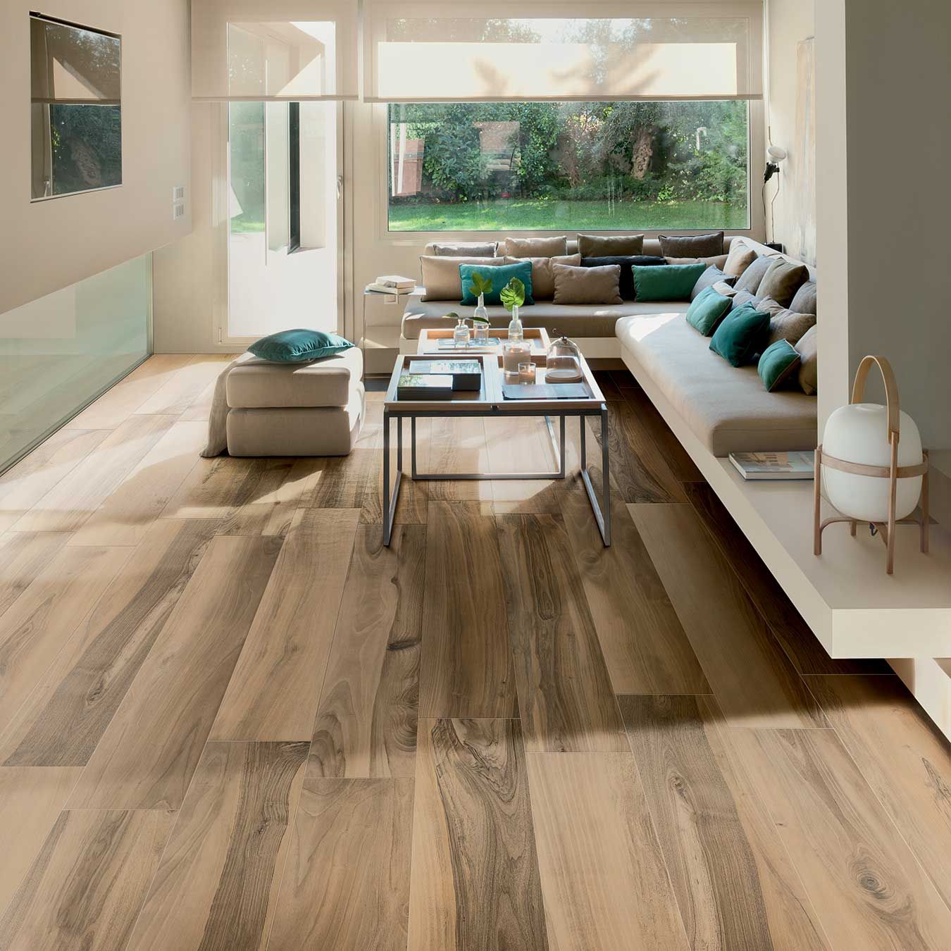 Salon avec le carrelage sol imitation bois Nespolo