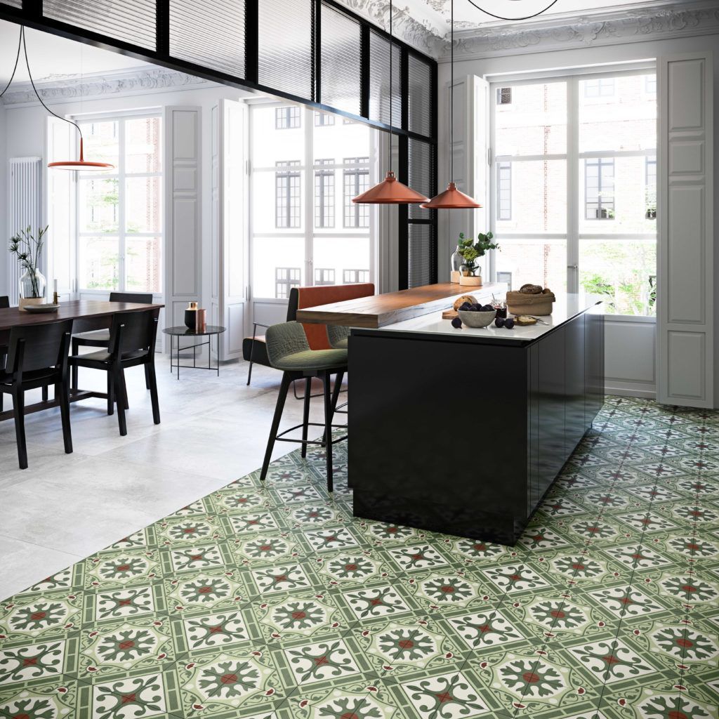 Les carreaux d’inspiration rétro de la cuisine s’associent avec un carrelage effet marbre dans la salle à manger. Tendance Bohème Contemporaine pour cette belle pièce à vivre d’appartement haussmannien.