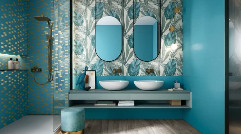 Salle de bain avec faïence bleu jungle
