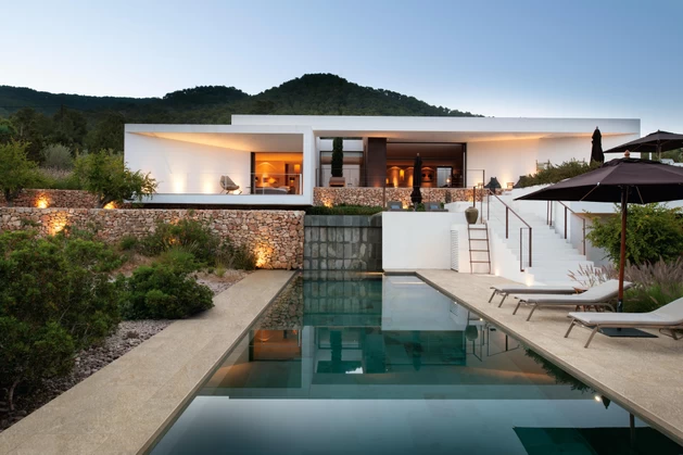 Un carrelage piscine sublimant maison contemporaine