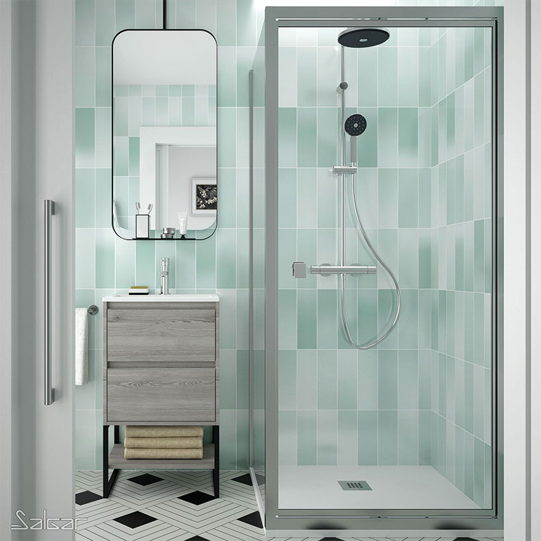 Carrelage de couleur dans une petite salle de bain