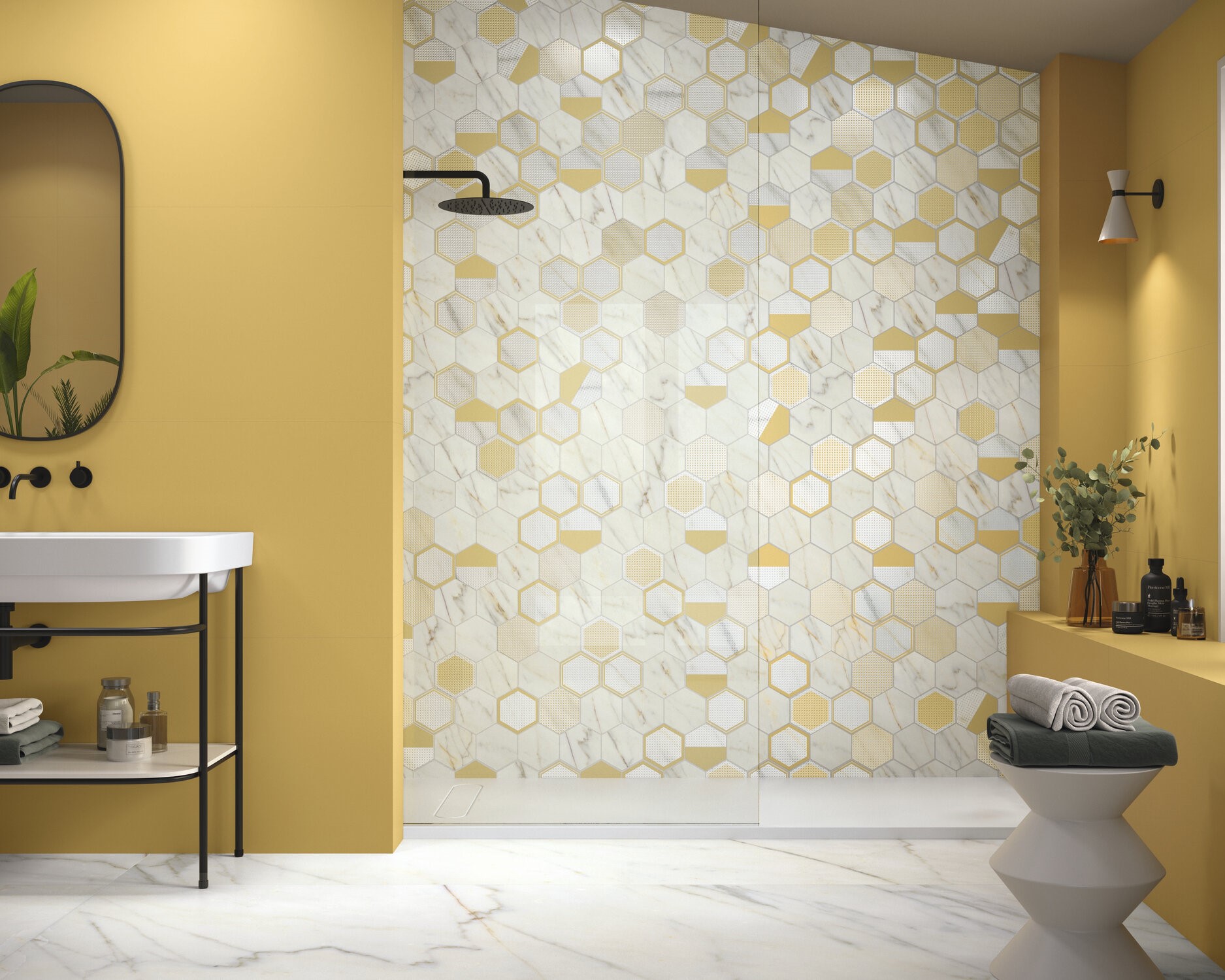 Carrelage marbre et peinture mur jaune