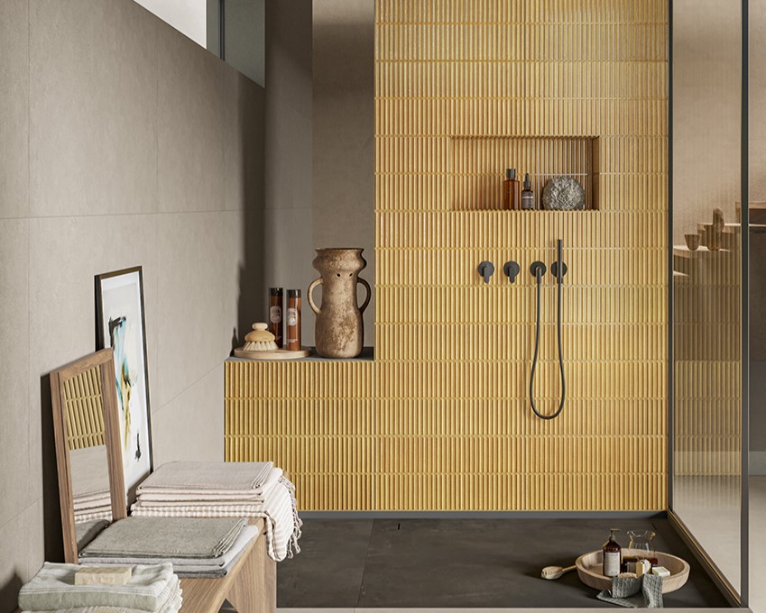 Salle de bain faience jaune relief et receveur douche noir