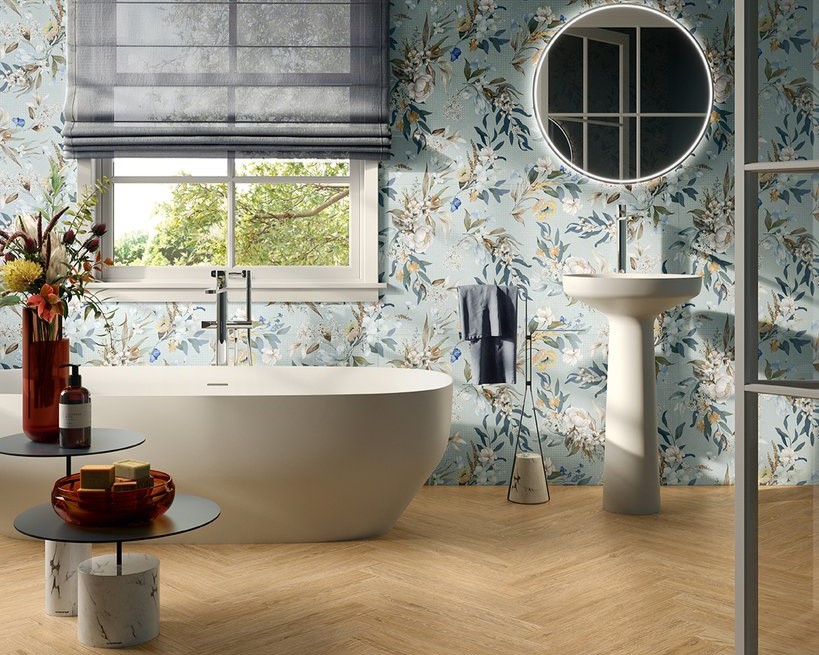 Carrelage bois salle de bain et faience papier peint baignoire ilot