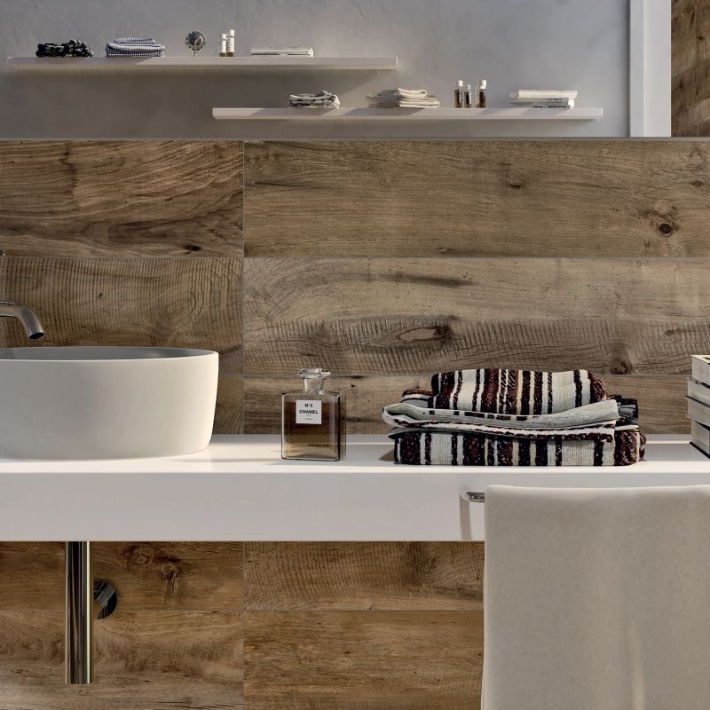 Bois brut et plan-vasque blanc lisse