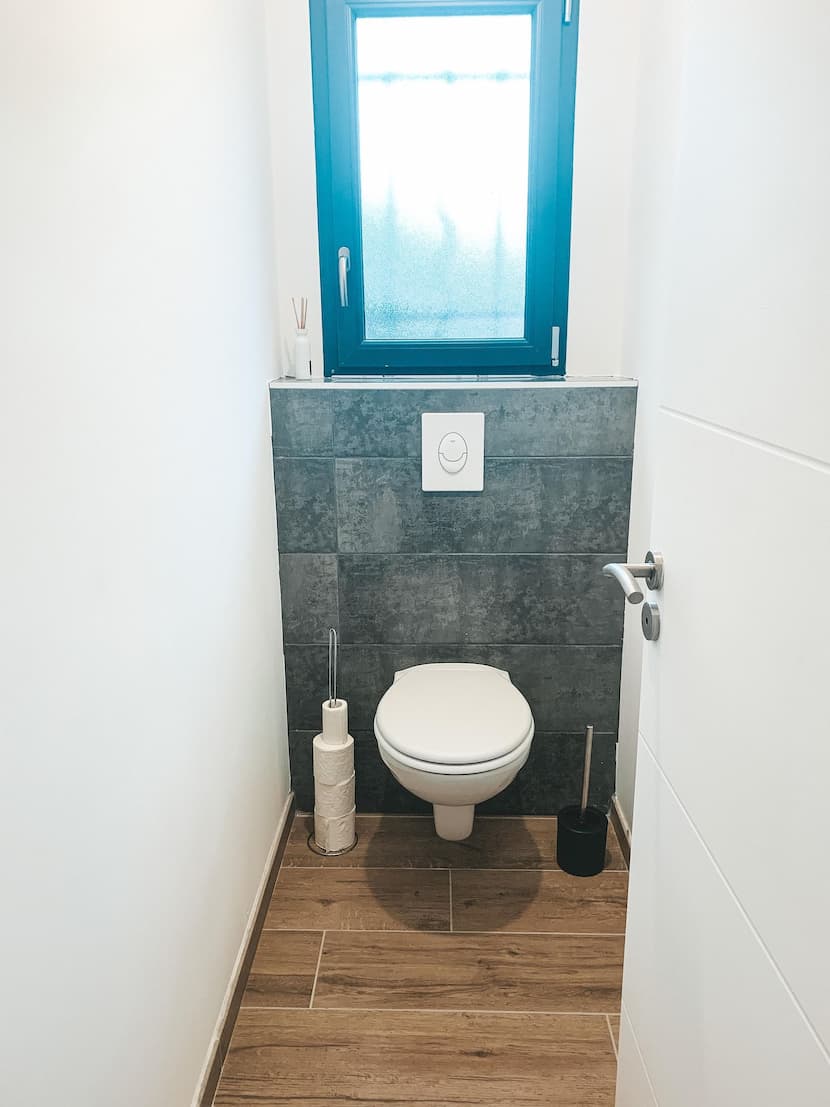 Mix carrelage imitation pierre et parquet bois wc