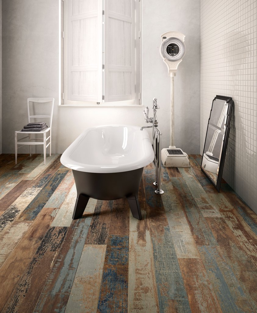 Du carrelage effet parquet patiné dans la salle de bain