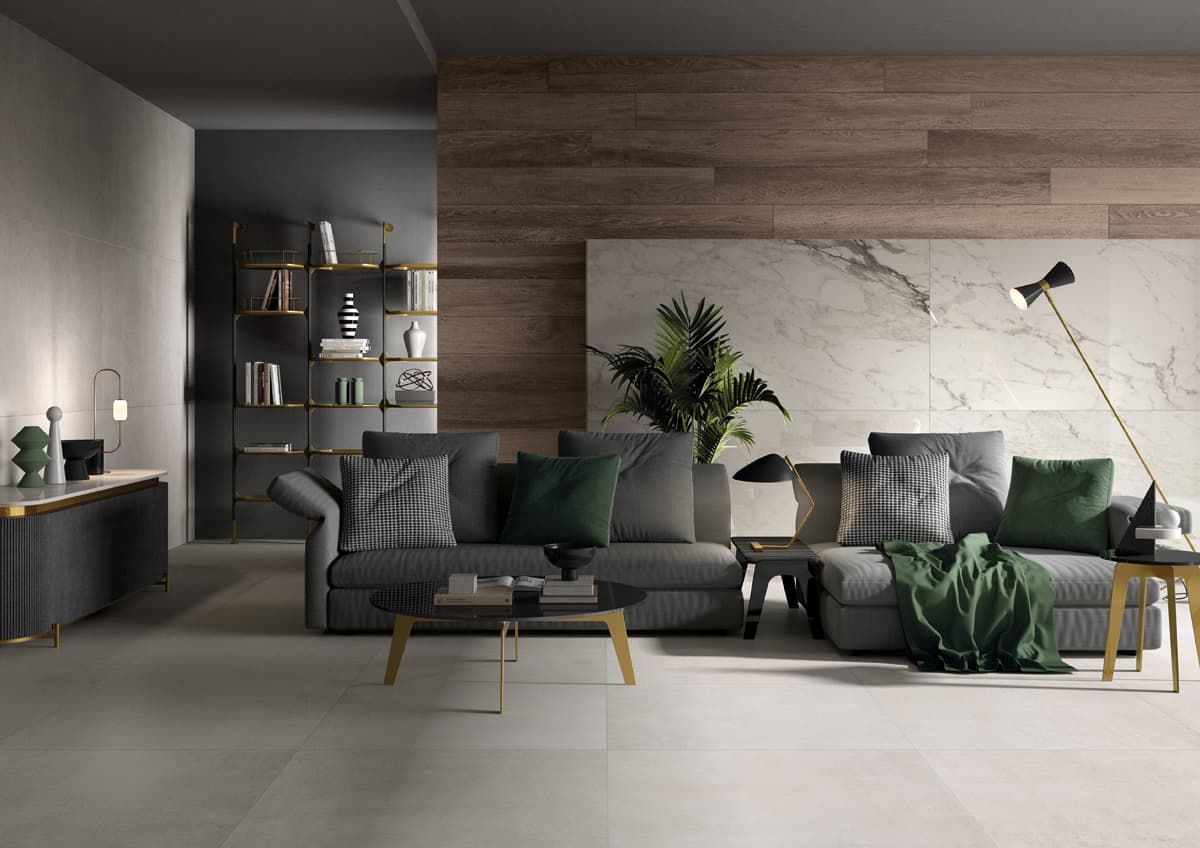 Un carrelage effet béton brut au sol, sublimé par un duo marbre et lambris bois au mur