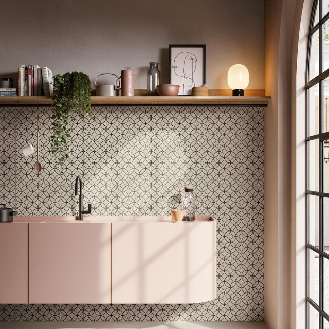 Carreaux ciment en noir et blanc pour une salle de bain Chic Intemporel