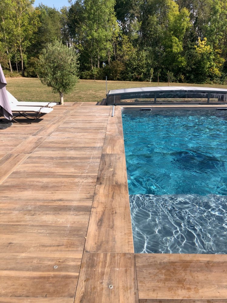 Un carrelage imitation bois pour une terrasse design et chaleureuse - Climent Carrelage à Besançon (25)