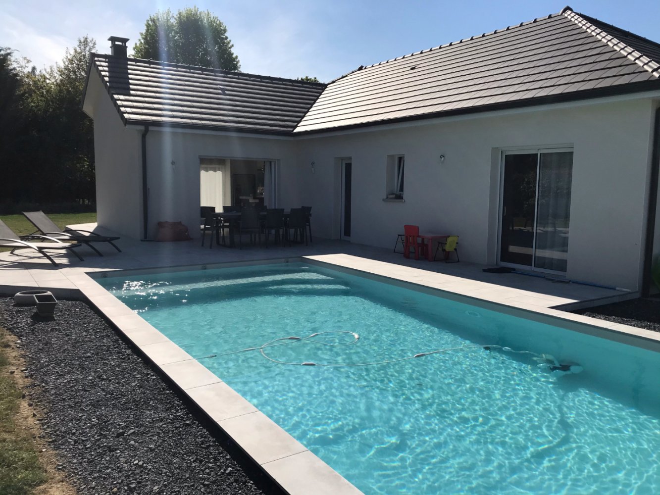 Un carrelage effet béton pour une terrasse avec piscine familiale par Giani Carrelage à Tarbes (65)