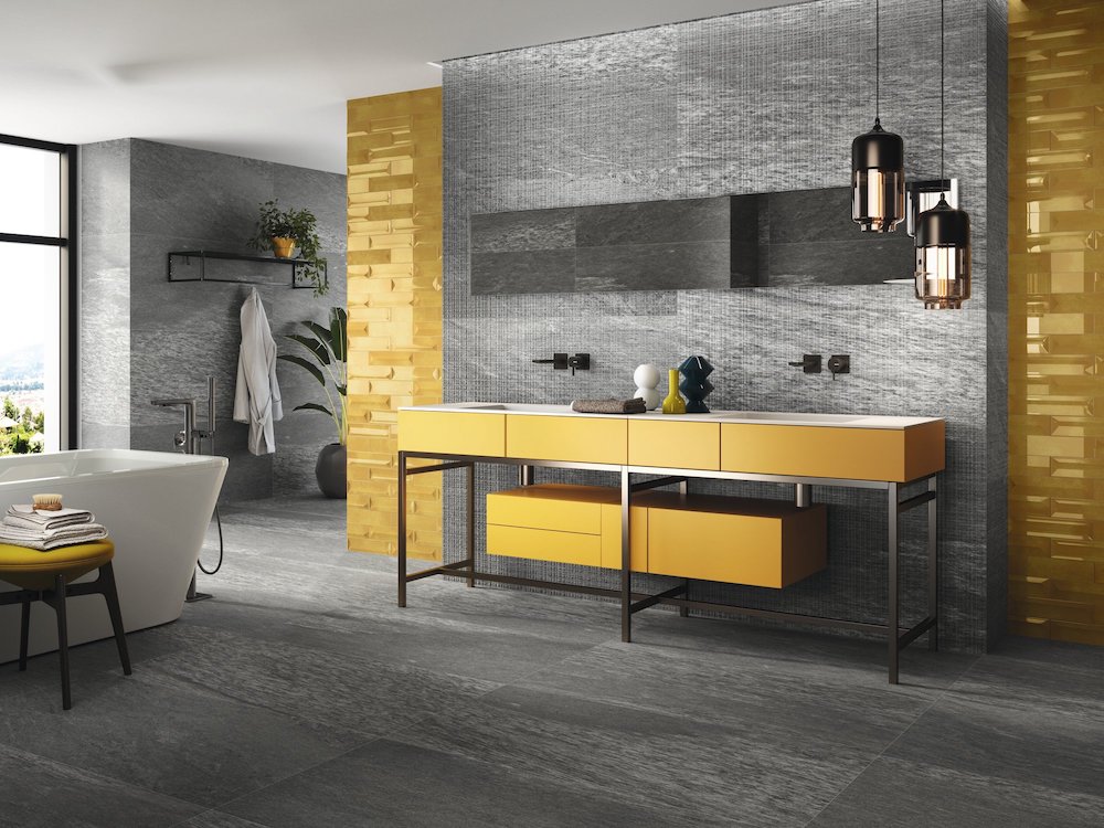 Carrelage pierre grise et meuble de salle de bain jaune