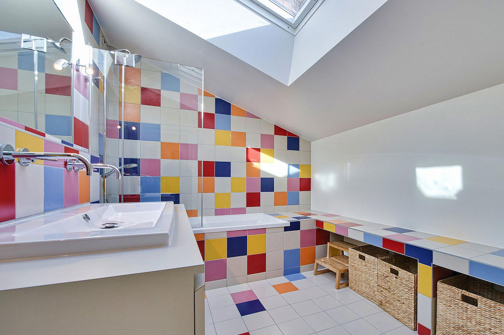 salle de bain sous les toits avec carreaux colorés posés au mur