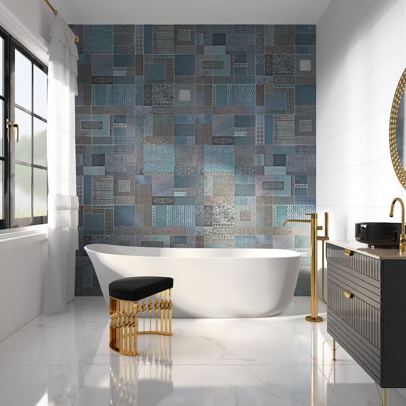 Salle de bain avec faïence murale bleu et brun