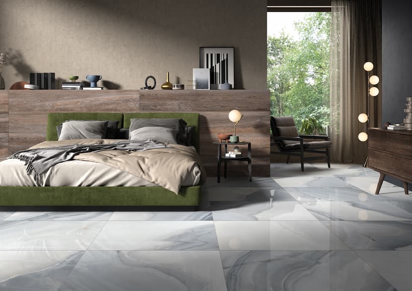 Chambre avec carrelage effet marbre gris-bleu au sol et carrelage imitation lambris bois sombre en tête de lit