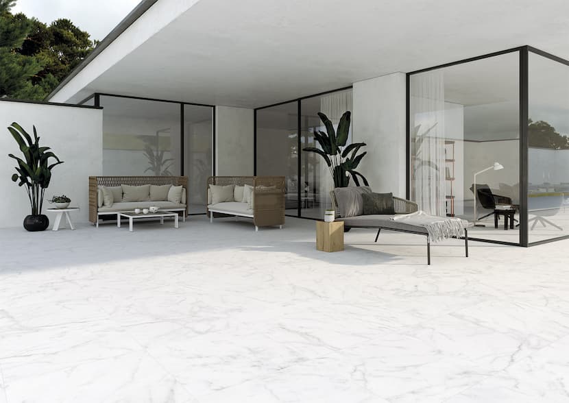 Terrasse avec carrelage effet marbre blanc