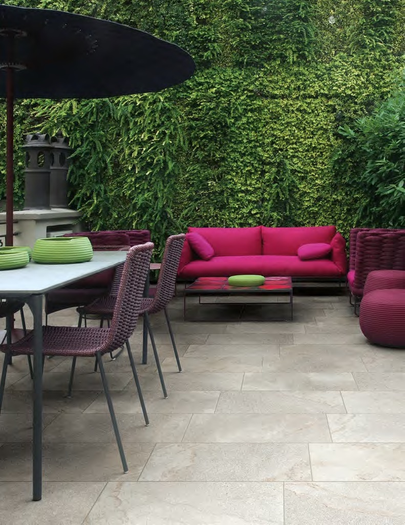 Carrelage en grès cérame aspect pierre, produit destiné à l'extérieur.