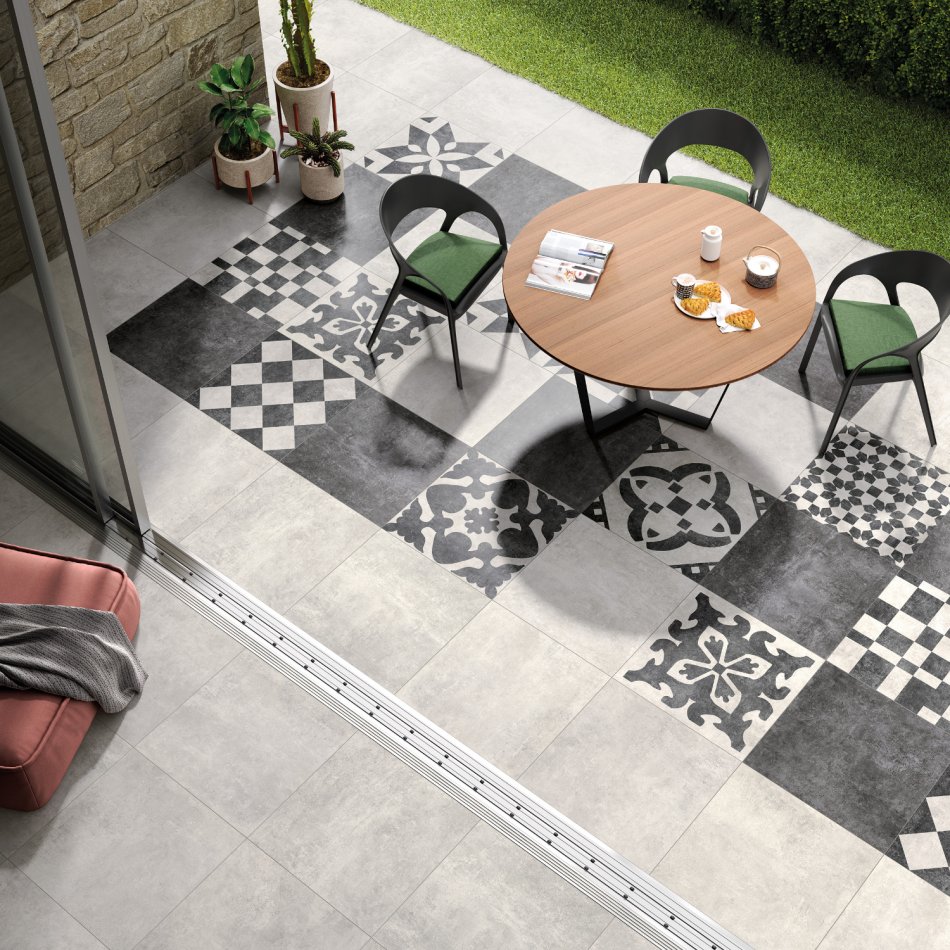 Le carrelage extérieur avec classement antidérapant pour une terrasse à vivre.