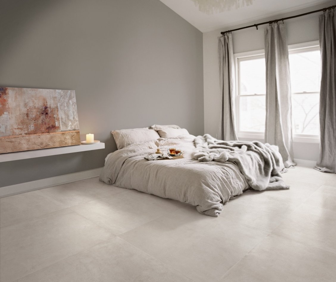Un chambre à coucher avec un sol en carrelage gris clair.