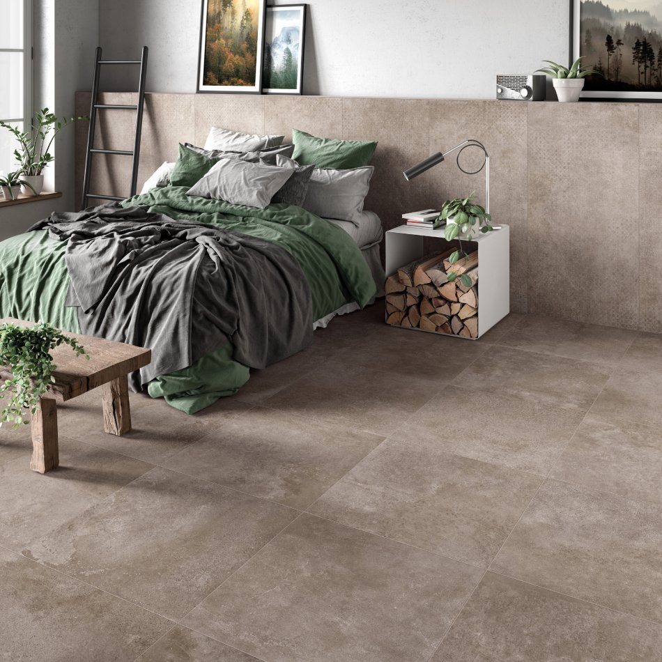 Du carrelage en grès cérame au sol de cette chambre rustique.