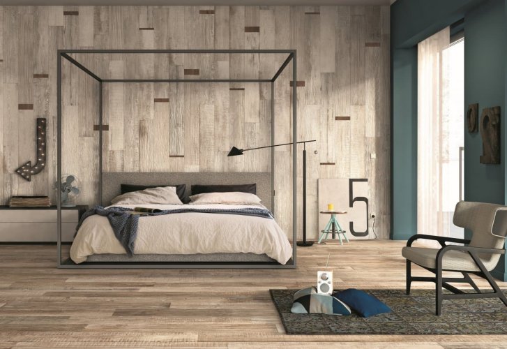 Une chambre rétro avec un carrelage imitation bois au sol et au mur.
