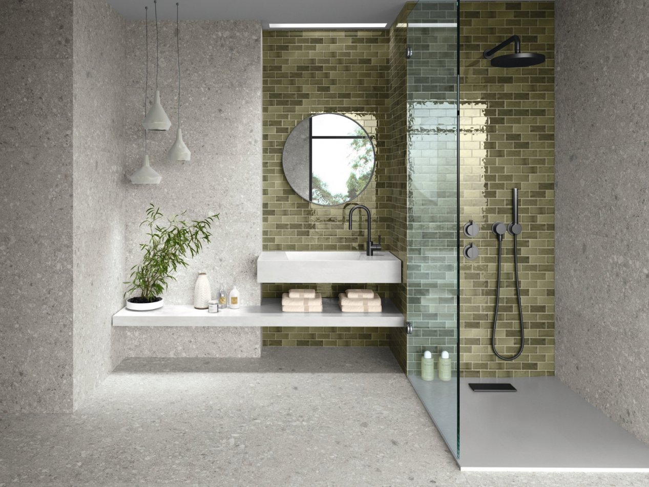 Carrelage pour salle de bain posé au sol et au mur, espace douche plain-pied