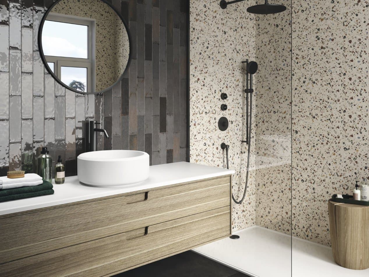 Douche à l'italienne, carreau mural avec décors Terrazzo et Zellige