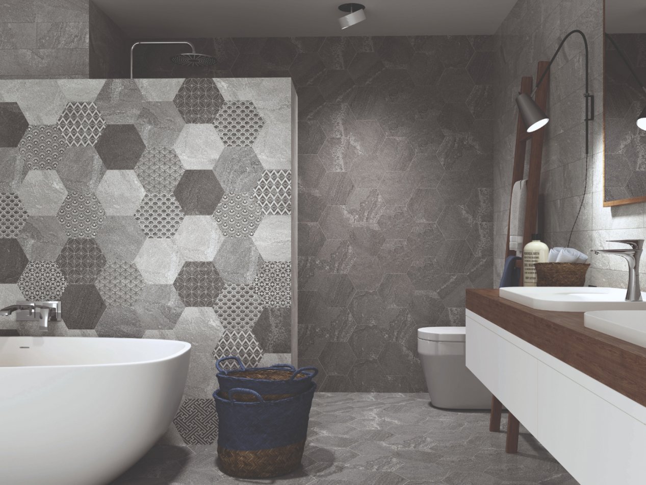 Faïence hexagonale et baignoire ilot pour une salle de bains chic.