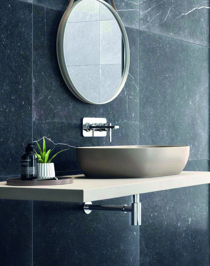 Meuble de salle de bain minimaliste et carrelage au mur