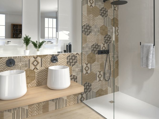 Carrelage de salle de bain posé au mur avec motifs hexagones