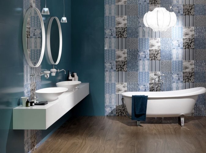 Faïence petit format au mur d'une salle de bain déco, baignoire ilot sur pieds.