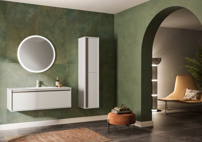 Salle de bains avec meuble blanc et miroir rond, carrelage effet béton gris foncé.