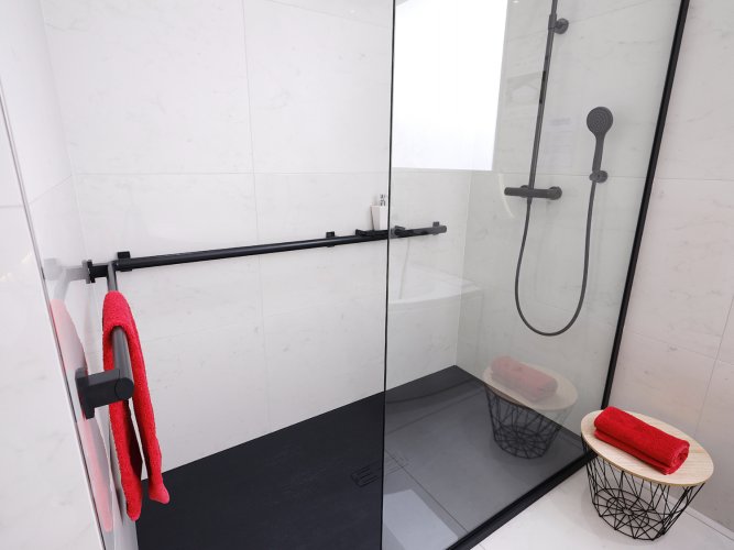 Douche à l'italienne équipée Personne à Mobilité Réduite PMR.