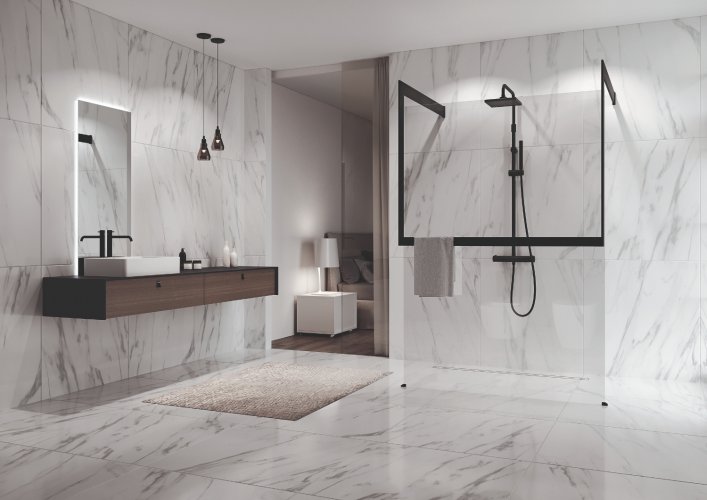 Une salle de bains avec carrelage effet marbre, une pièce de vie lumineuse.