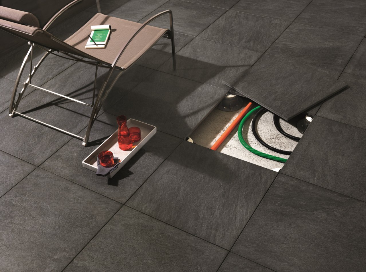 Carrelage gris posé sur plots pour une terrasse où tout passe dessous.