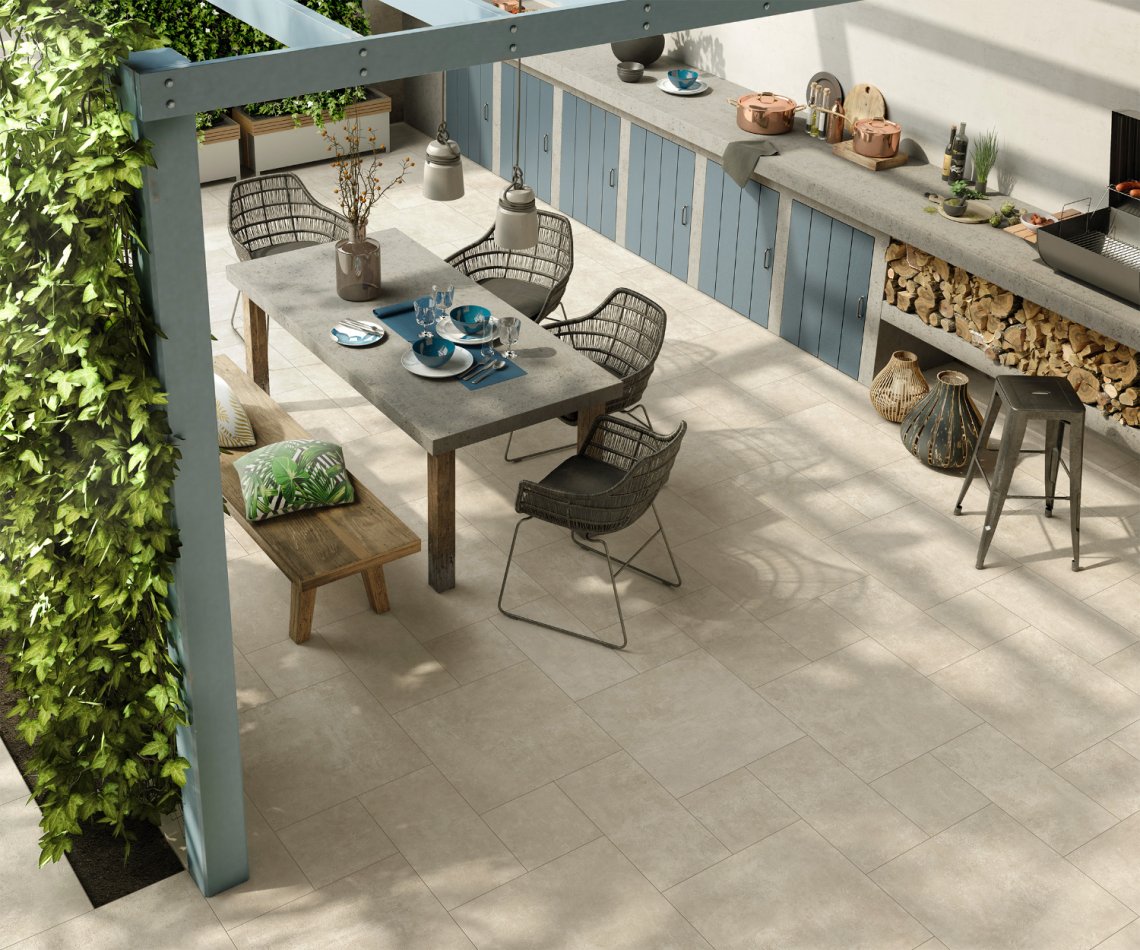 Terrasse ombragée avec carrelage disposant d'un classement antidérapant.