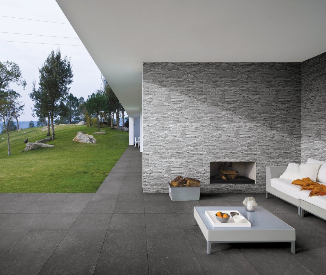 Terrasse extérieure en carrelage gris pour une Déco design.