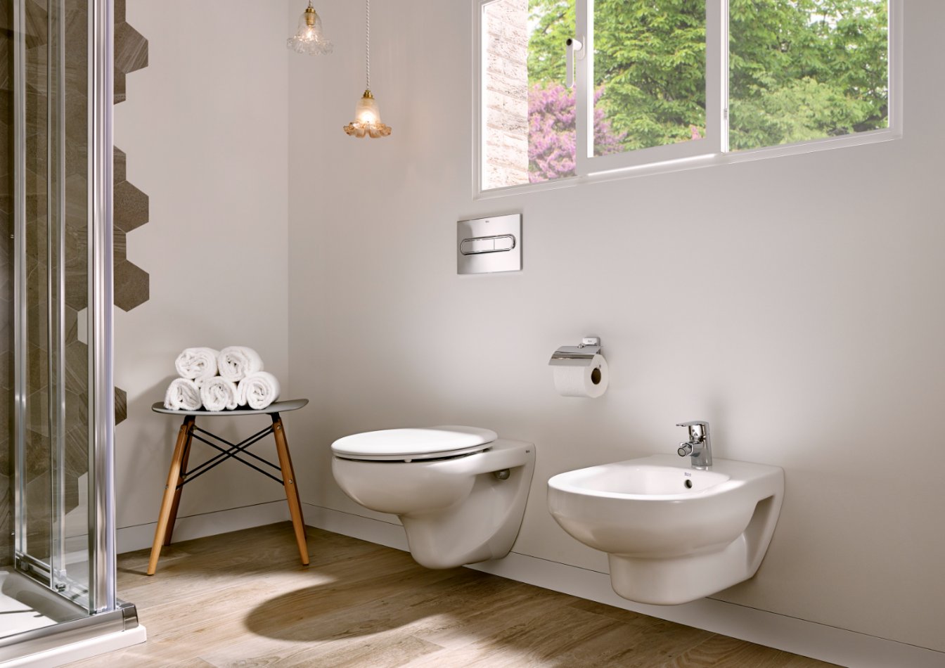 Des toilettes dans la salle de bain avec WC suspendu.
