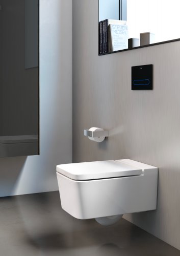 Toilettes avec carrelage clair, cuvette de WC suspendue pour un entretien facilité.