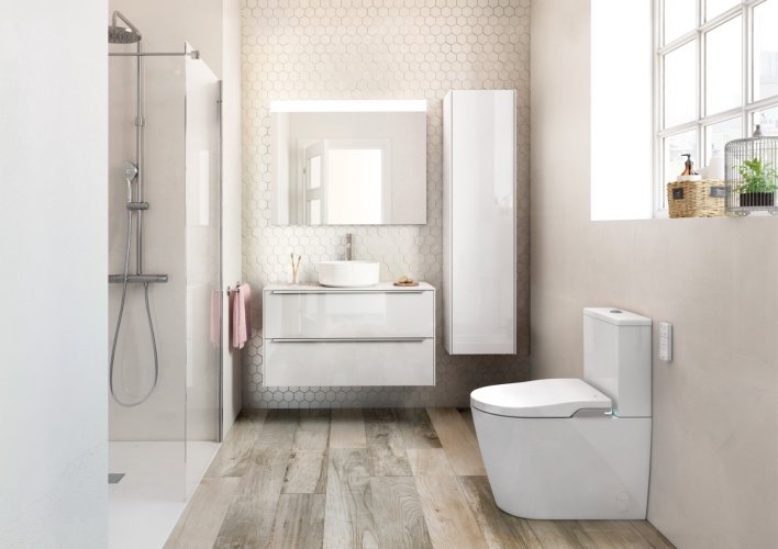 Carrelage imitation bois pour des toilettes modernes avec WC lavant.