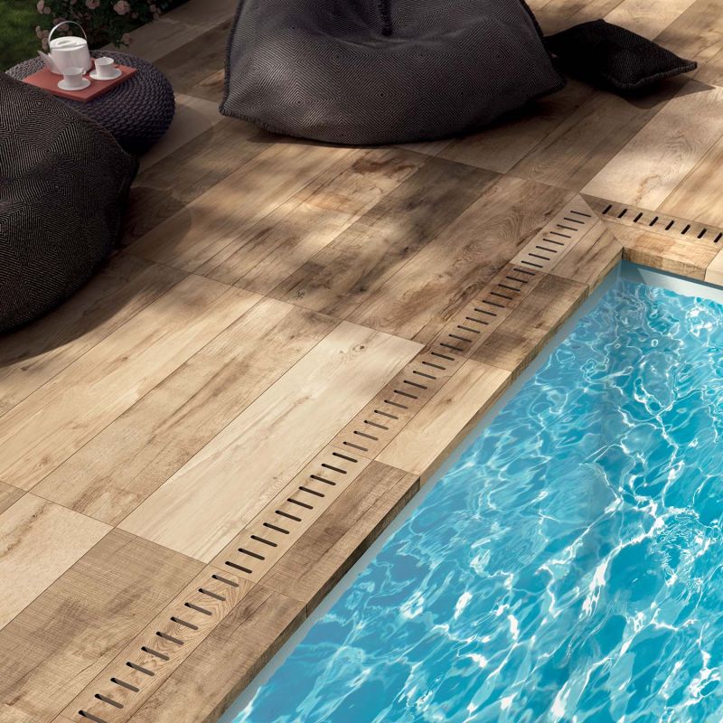 Un carrelage rectifié pour cette plage de piscine imitation bois.
