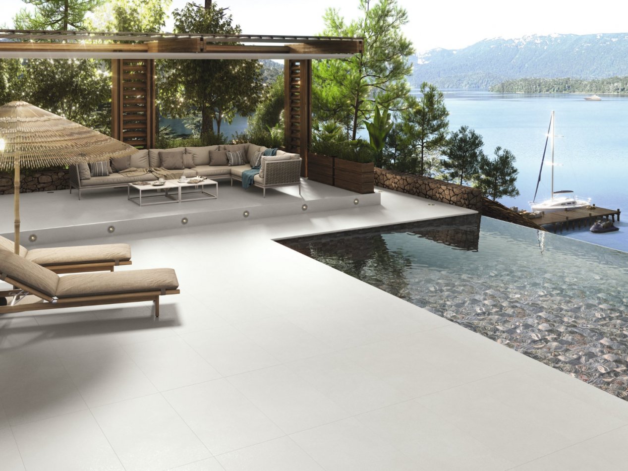 Carrelage clair aux abords d'une piscine à débordement