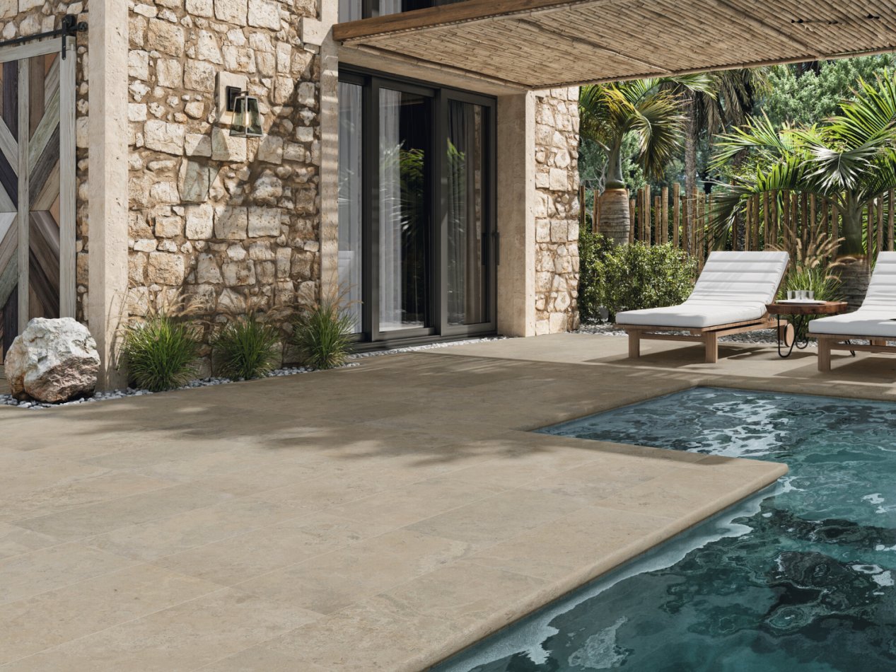 Carrelage pour piscine imitation pierre Travertin