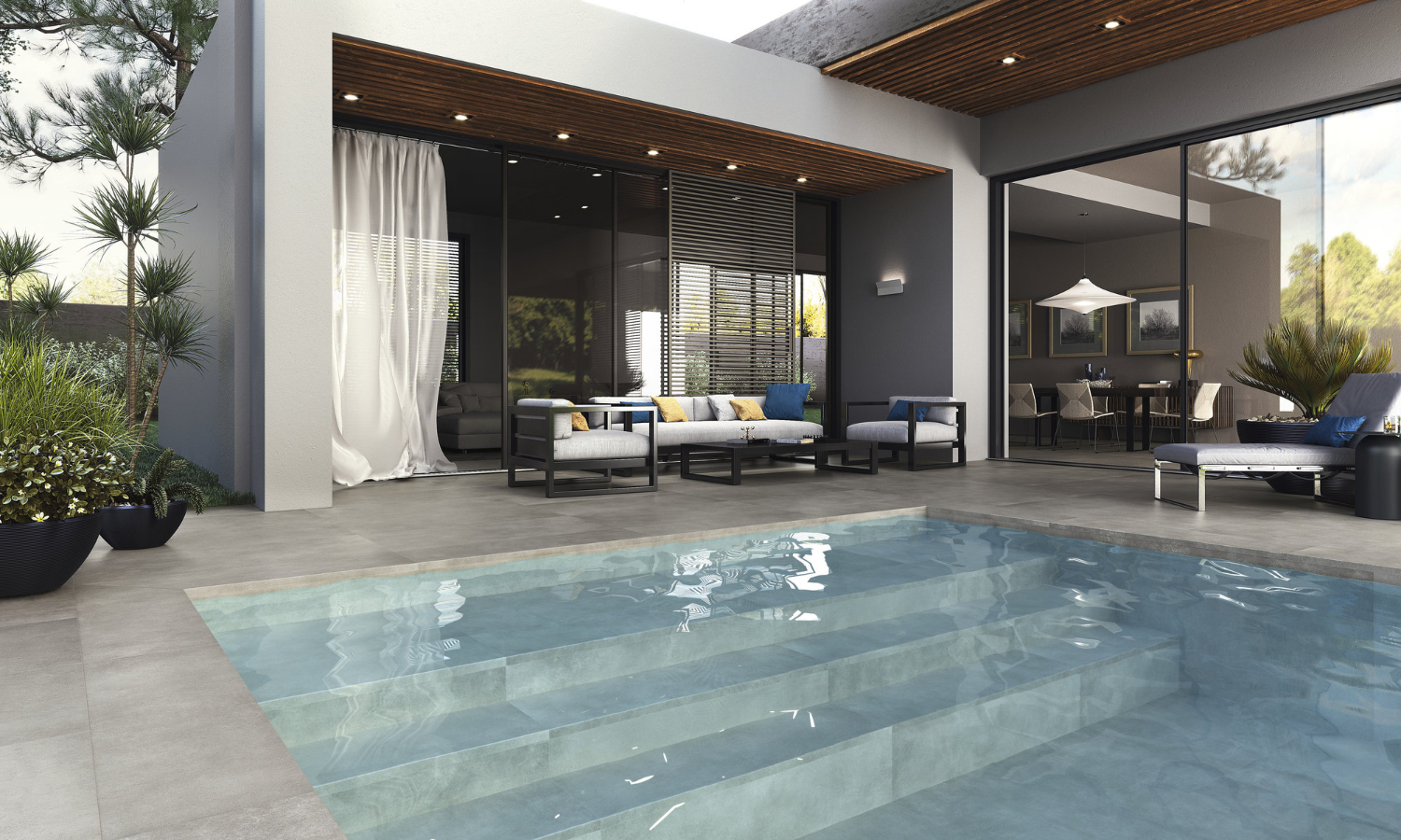 Bassin de piscine avec revêtement en carreaux céramique