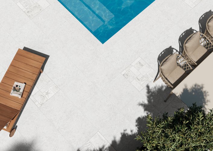 Au bord de la piscine, les pieds sur le carrelage antidérapant.