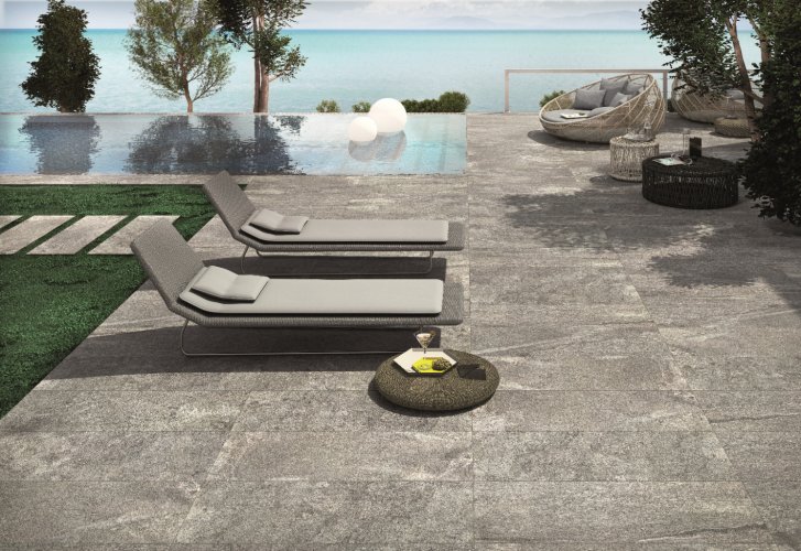 Carrelage imitation pierre pour une plage de piscine dédiée à la détente.